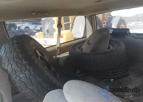 1996 Chevrolet Tahoe K1500 z USA, uszkodzony, nr VIN 3GNEK18R7TG150526